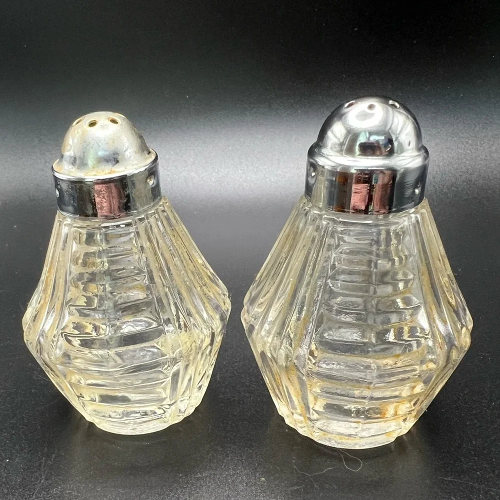 Vintage Anchor Hocking Clear Glass Salt and Pepper Shakers Chrome Tops - Picture 10 of 10